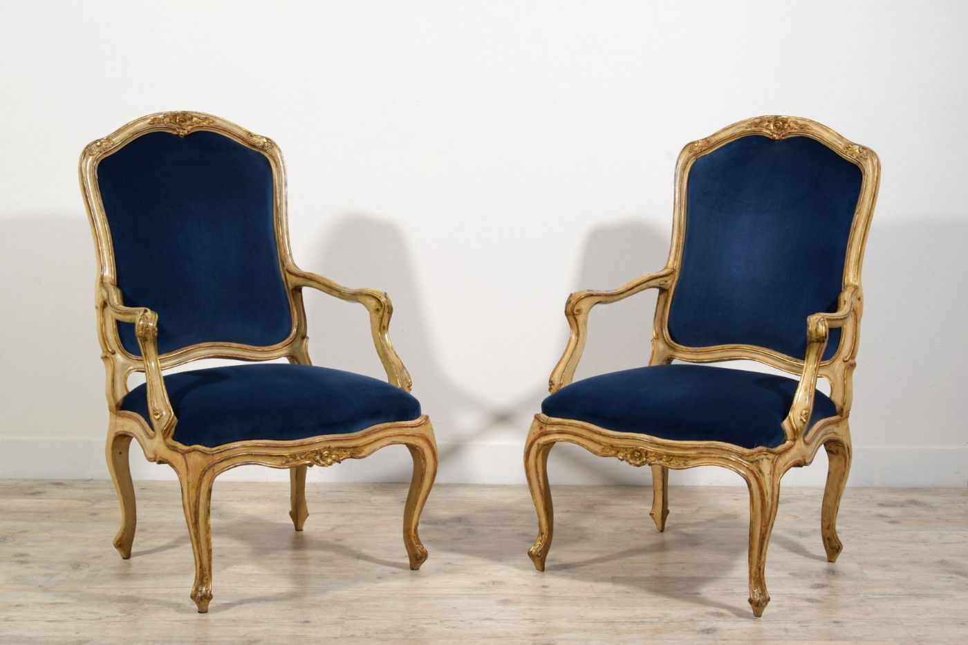 Par de sillones de madera lacada y dorada, Génova, mediados del siglo XVIII, época Rococó